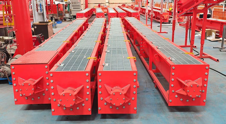 Four open-lid start-stop screw conveyors are arranged to convey drilling waste and oil-based drill cuttings Four open-lid start-stop screw conveyors are arranged to convey drilling waste and oil-based drill cuttings